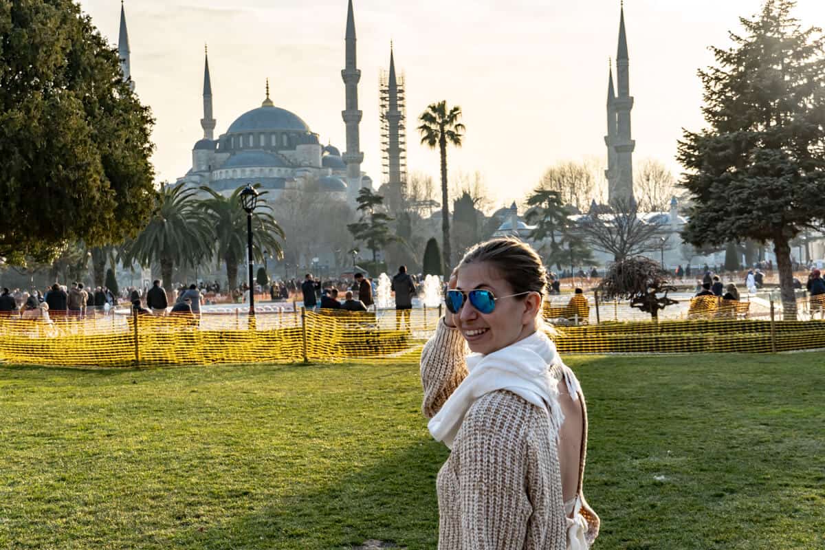 Barbara vor der Sultan Ahmet Moschee