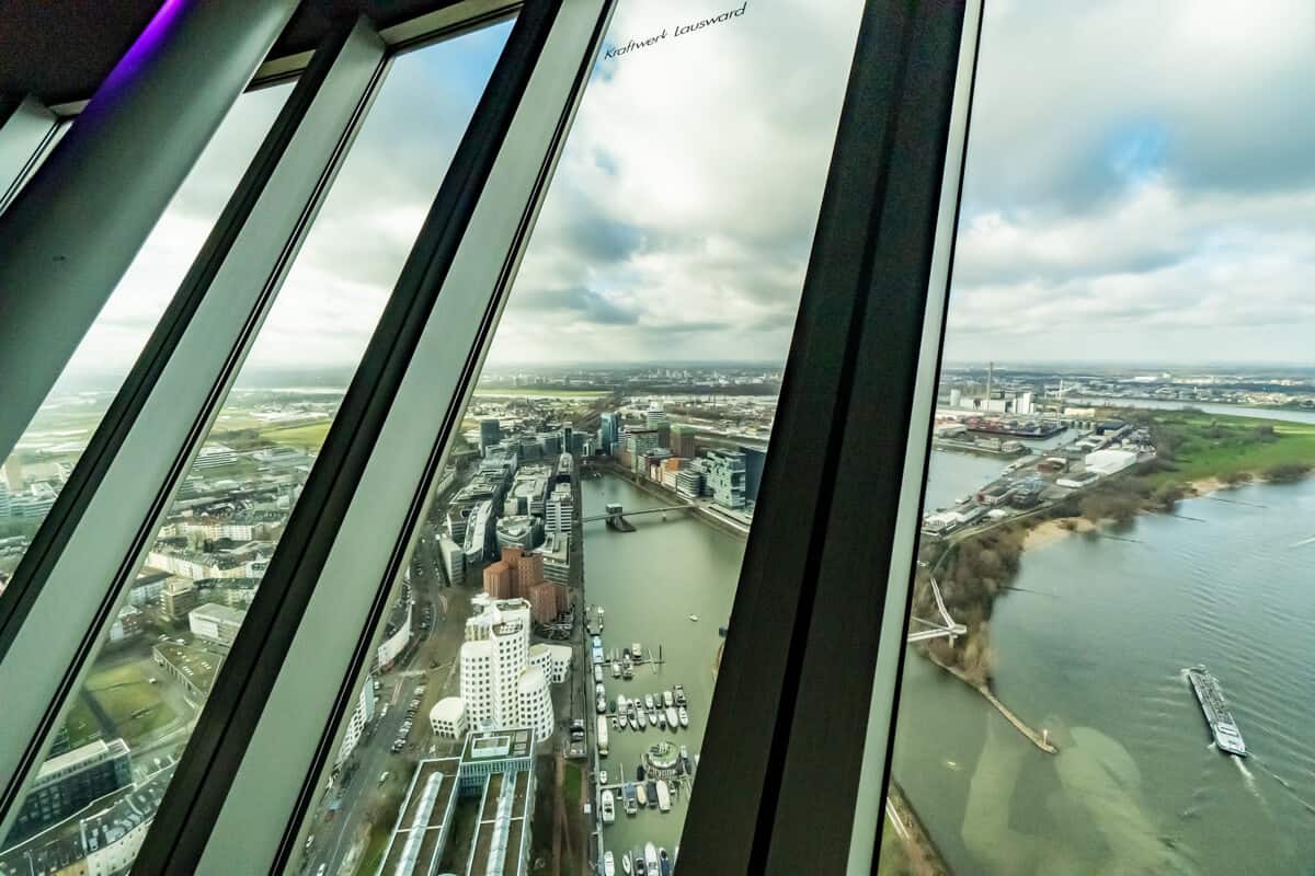 Blick aus dem Rheinturm auf den Paradiesstrand und die Gehry-Bauten