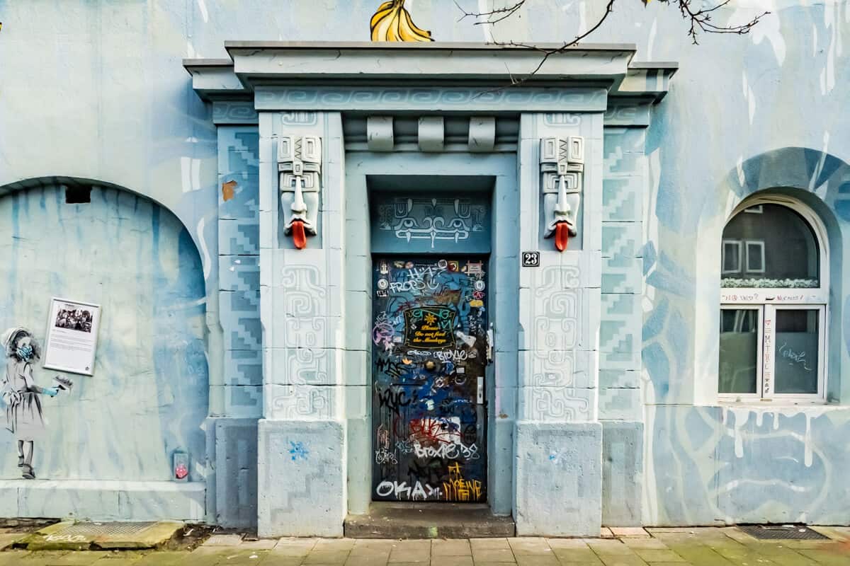 Hauseingang mit Streetart in der Kiefernstraße