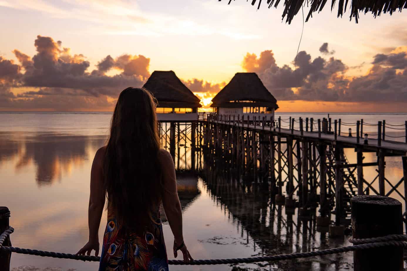1 Woche Sansibar-Urlaub – Hakuna Matata im Inselparadies 18 Barbara beim Sonnenaufgang in Sansibar