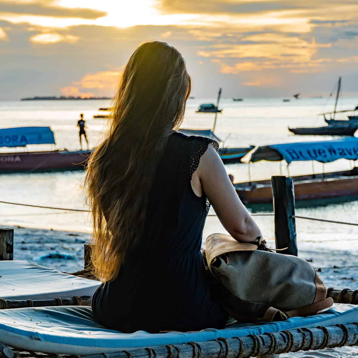 1 Woche Sansibar-Urlaub – Hakuna Matata im Inselparadies 25 Barbara mit Holzrichter Rucksack in Sansibar