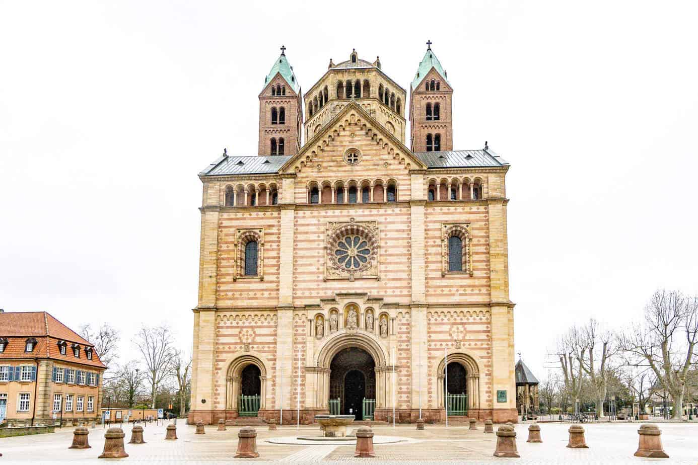 Der Dom zu Speyer mit dem Domnapf