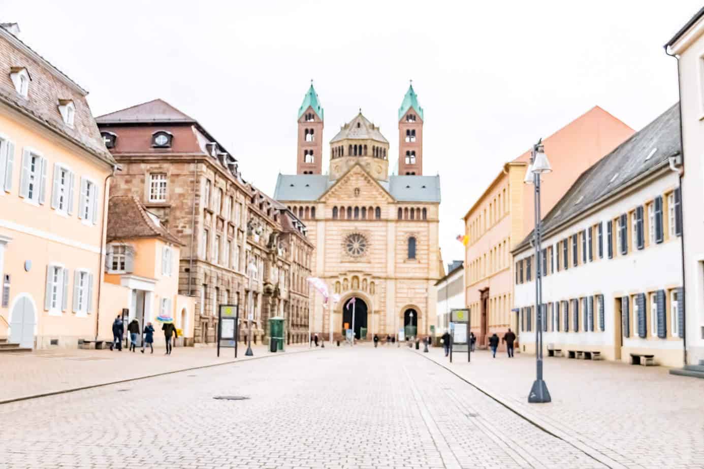 Die Maximilianstraße mit Blick auf den Dom