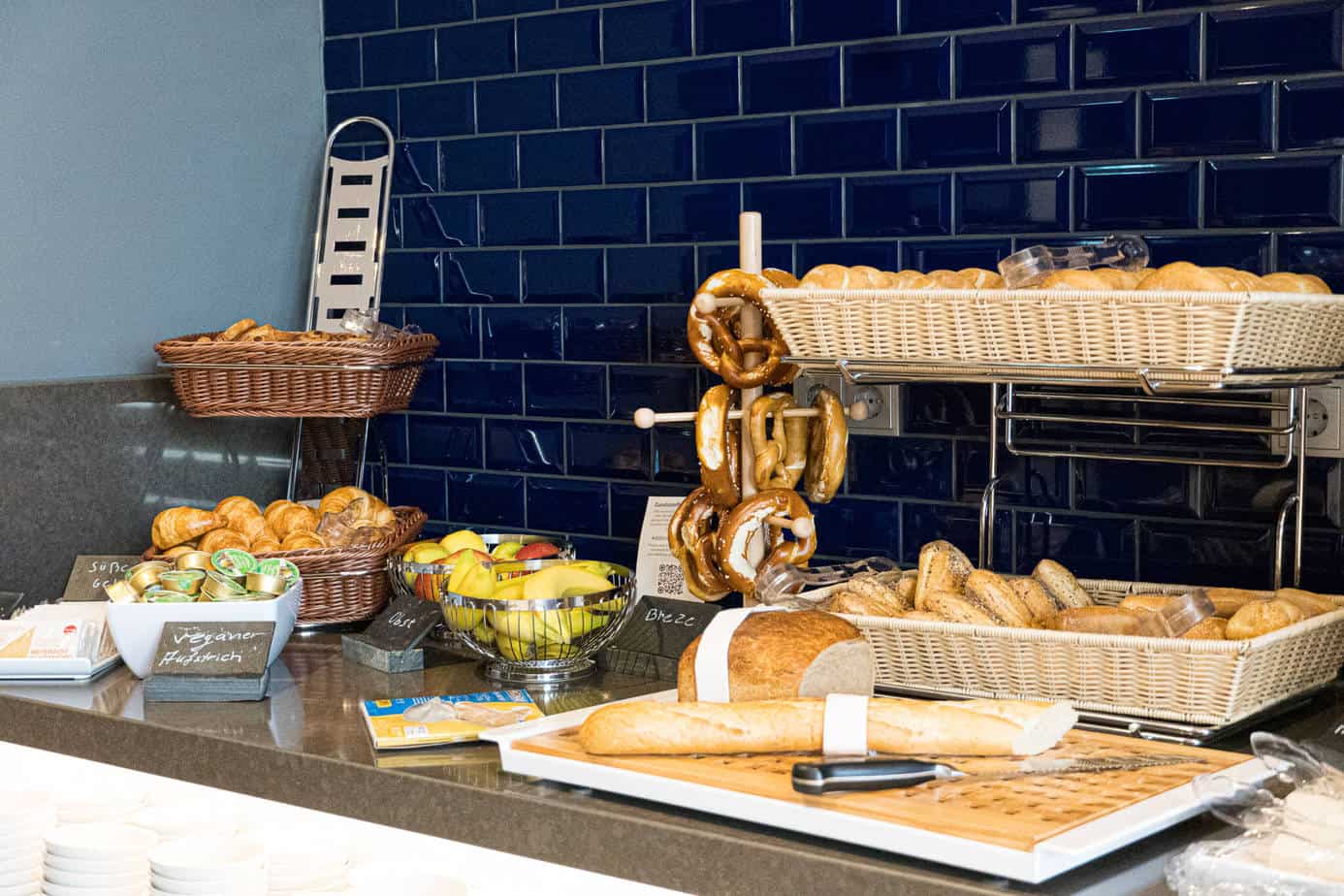 Frische Brötchen und Brezeln am Frühstücksbuffet