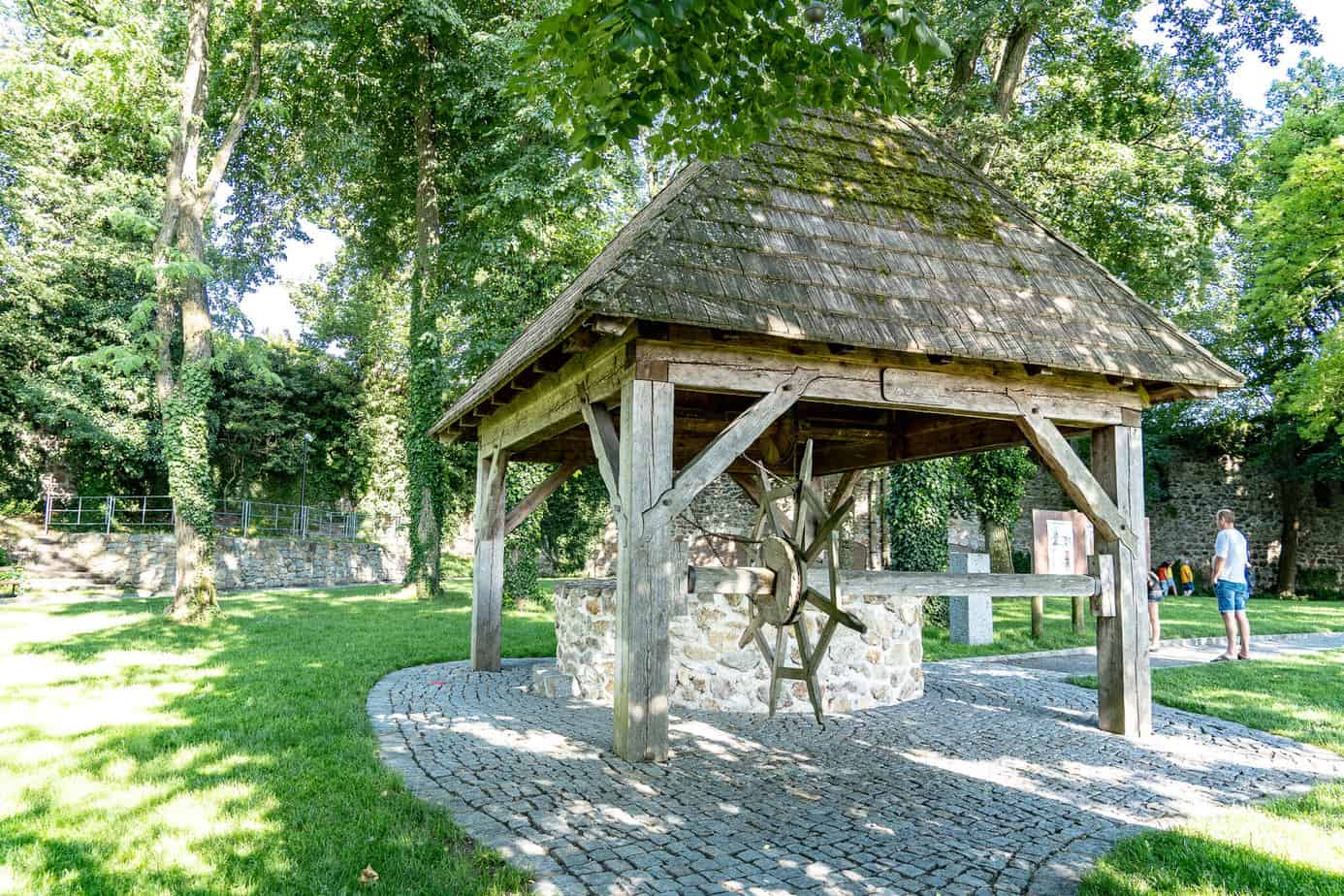 Alter Brunnen im Schlosspark