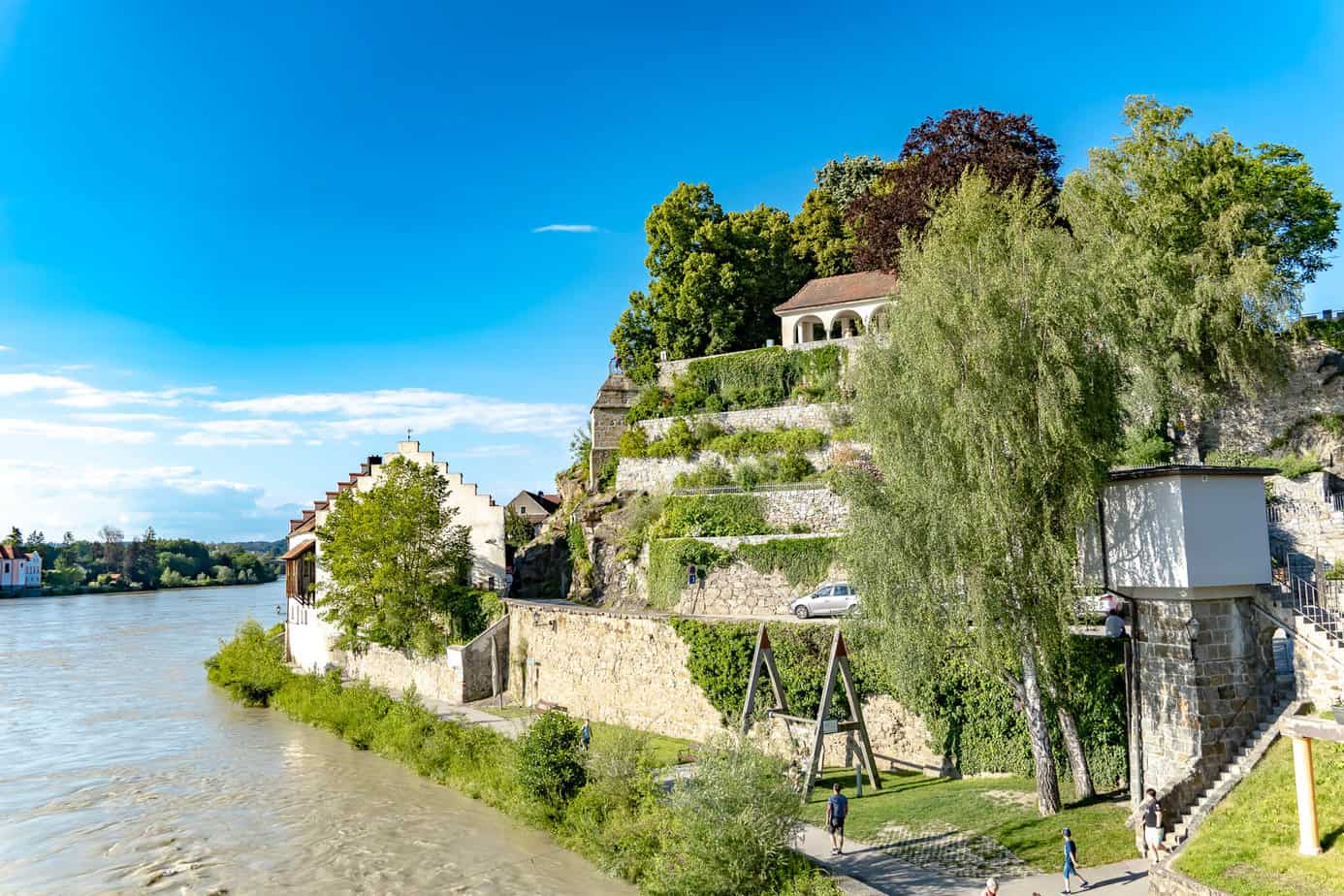Blick auf die Arkaden im Schlosspark