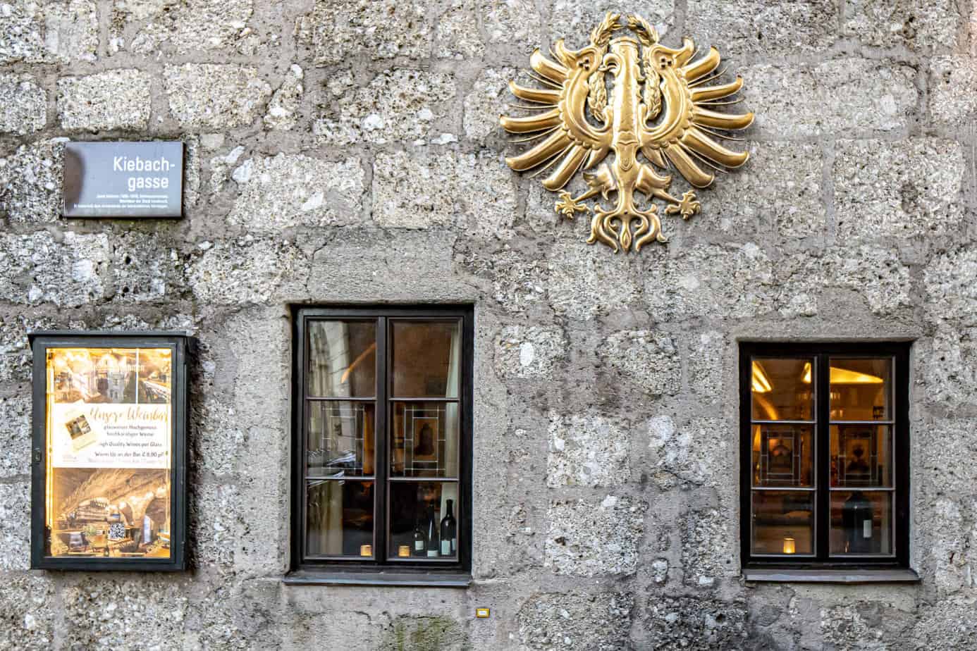 Der Goldene Adler an der Hauswand