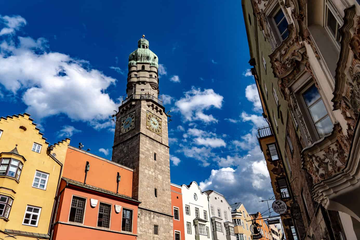 Der Stadtturm von unten