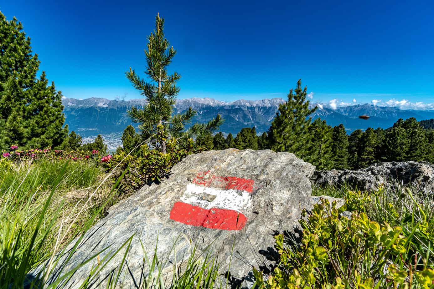 Wegweiser auf dem Zirbenweg