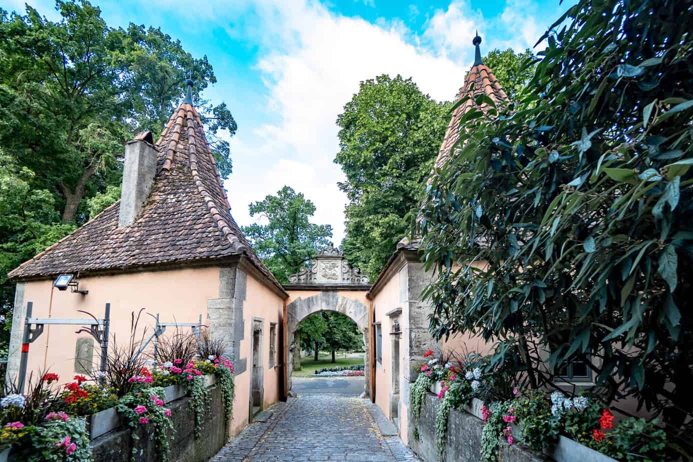 Am Eingang zum Burggarten