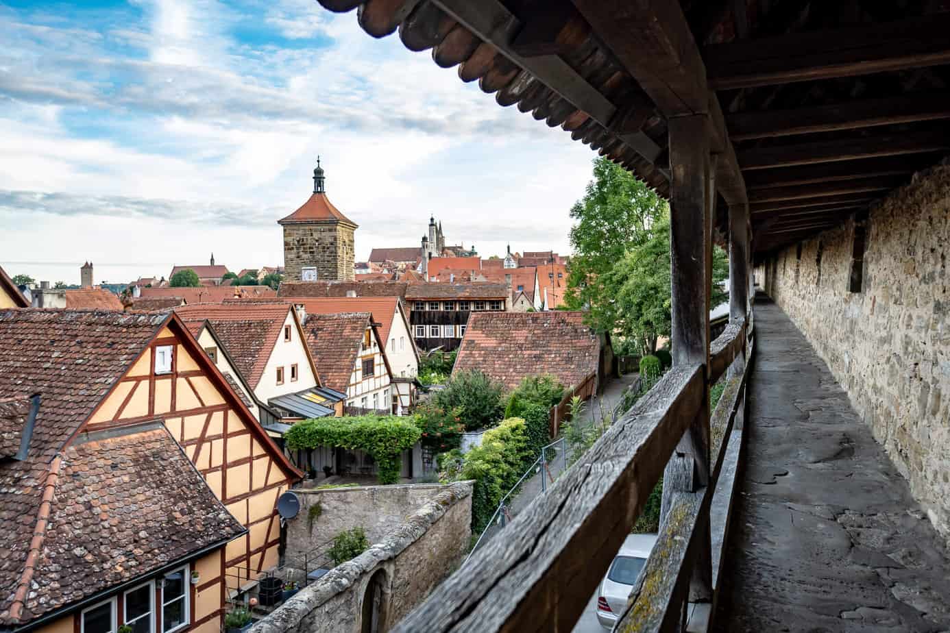 Bei Sonnenaufgang auf der Stadtmauer