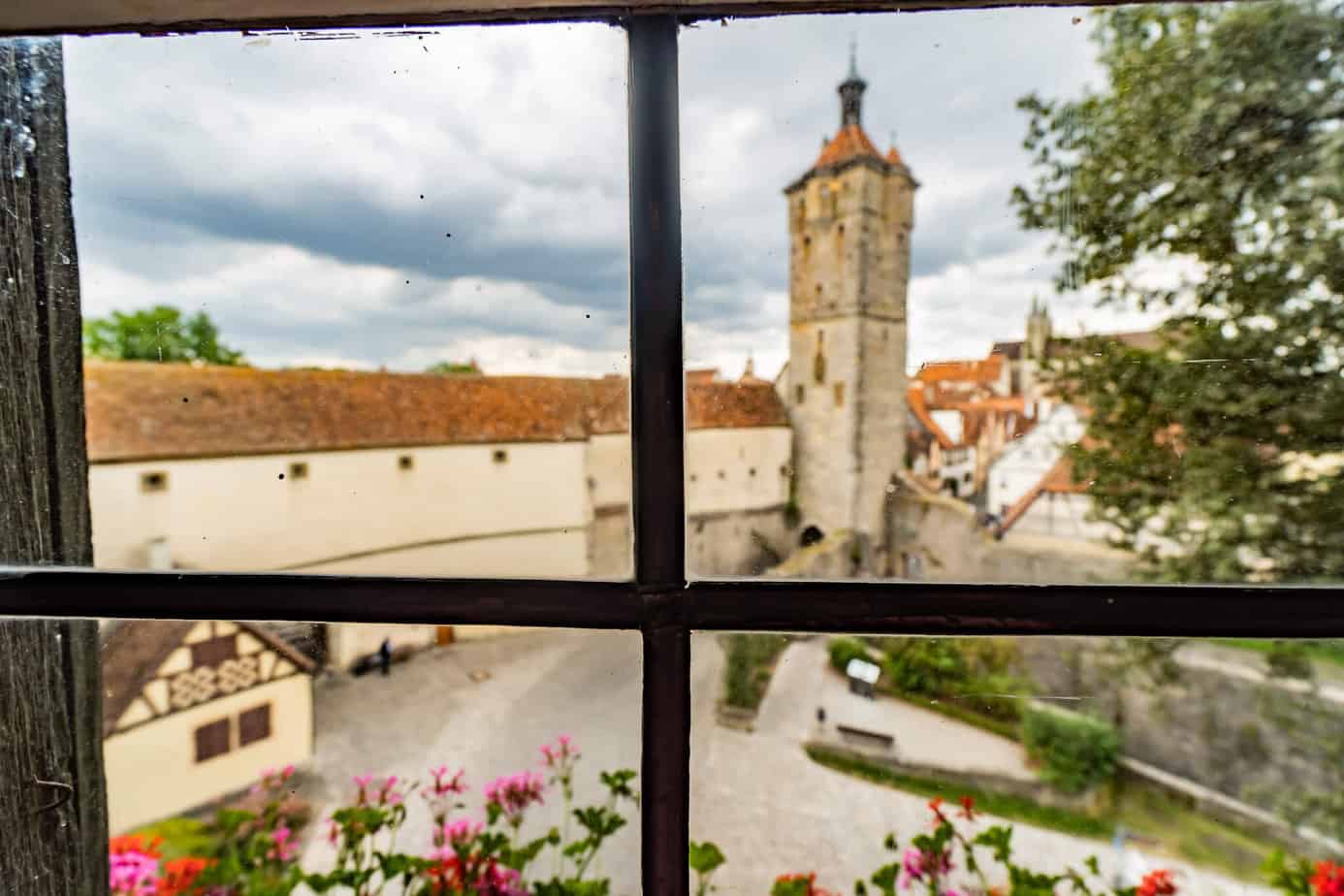 Blick auf eines der Stadttore aus der Wolfgangskirche