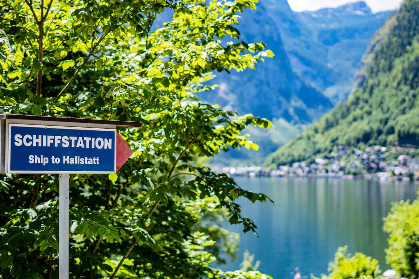 Schild zur Fährstation am Bahnhof