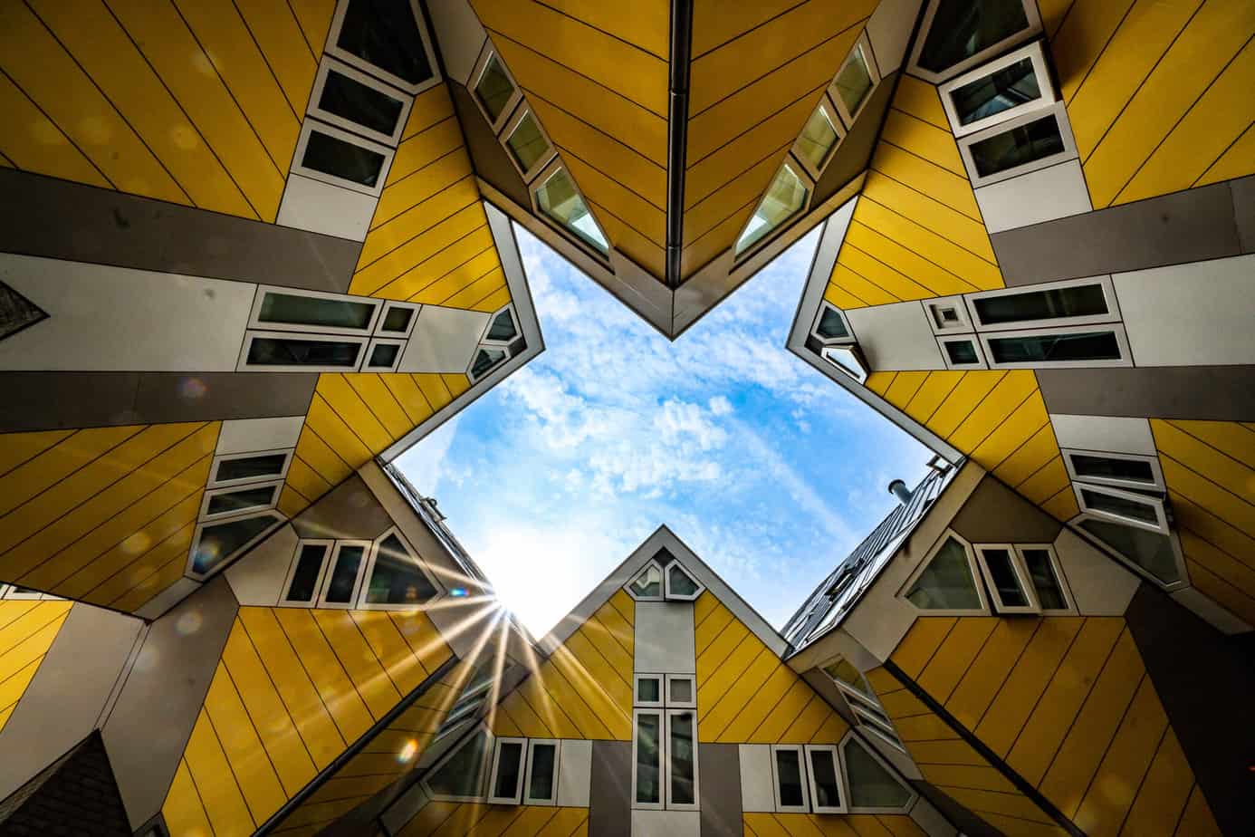 Mit der A-ROSA SENA 7 Tage auf Rhein-Kreuzfahrt 18 Blick nach oben in den Cube Houses in Rotterdam