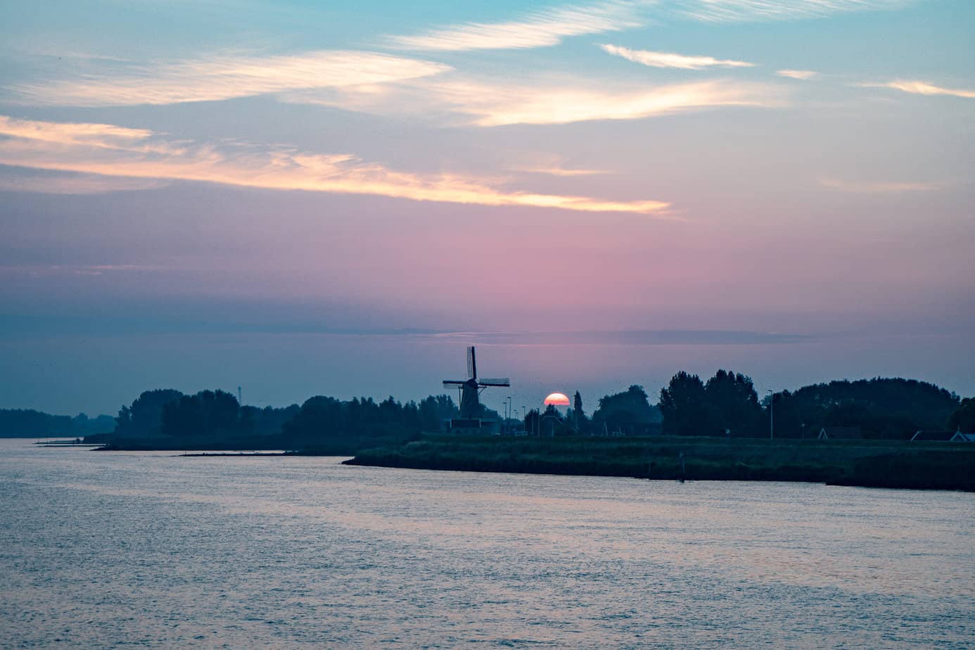 Sonnenaufgang an einer Windmühle