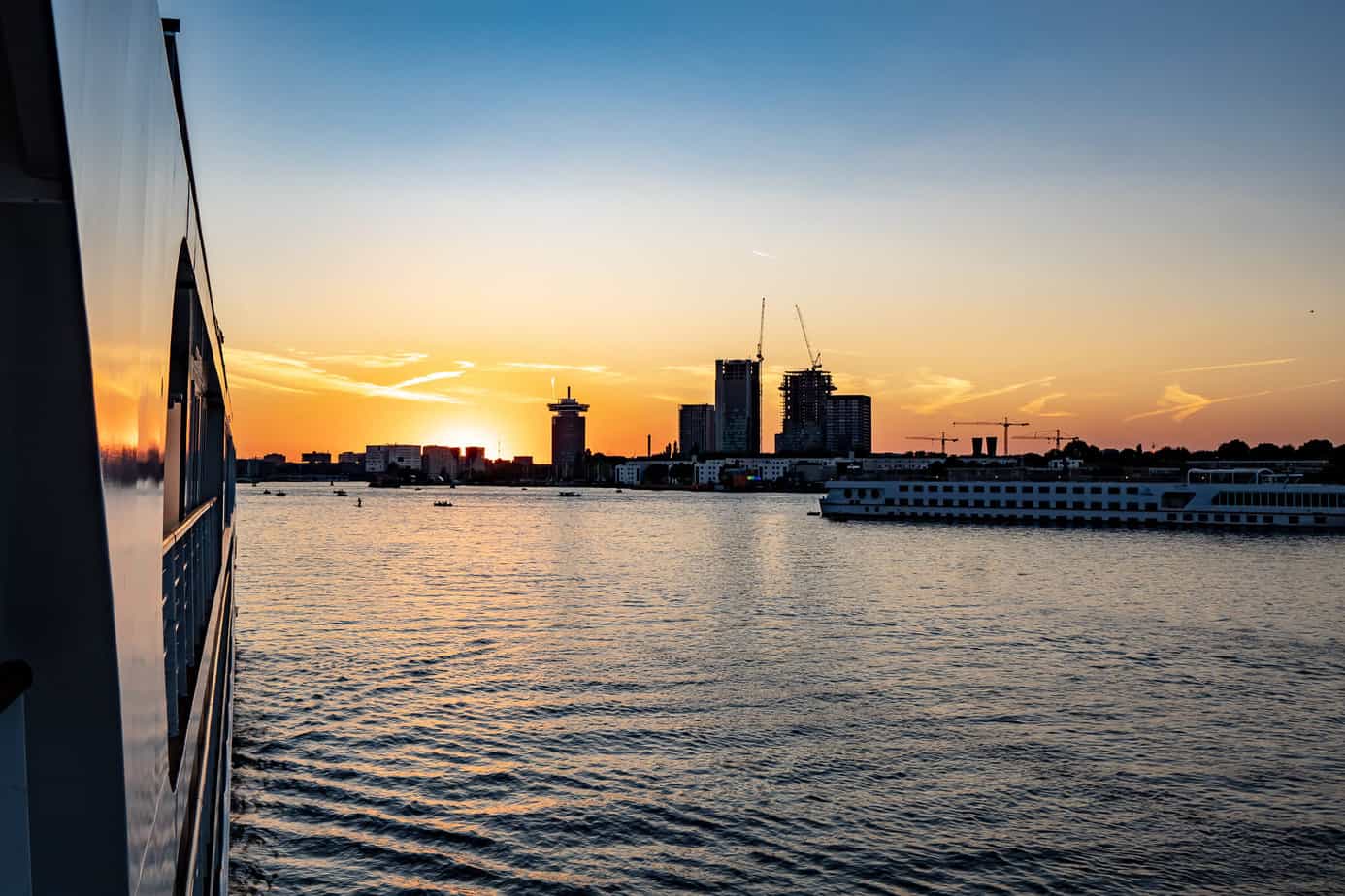 Mit der A-ROSA SENA 7 Tage auf Rhein-Kreuzfahrt 9 Sonnenuntergang in Amsterdam