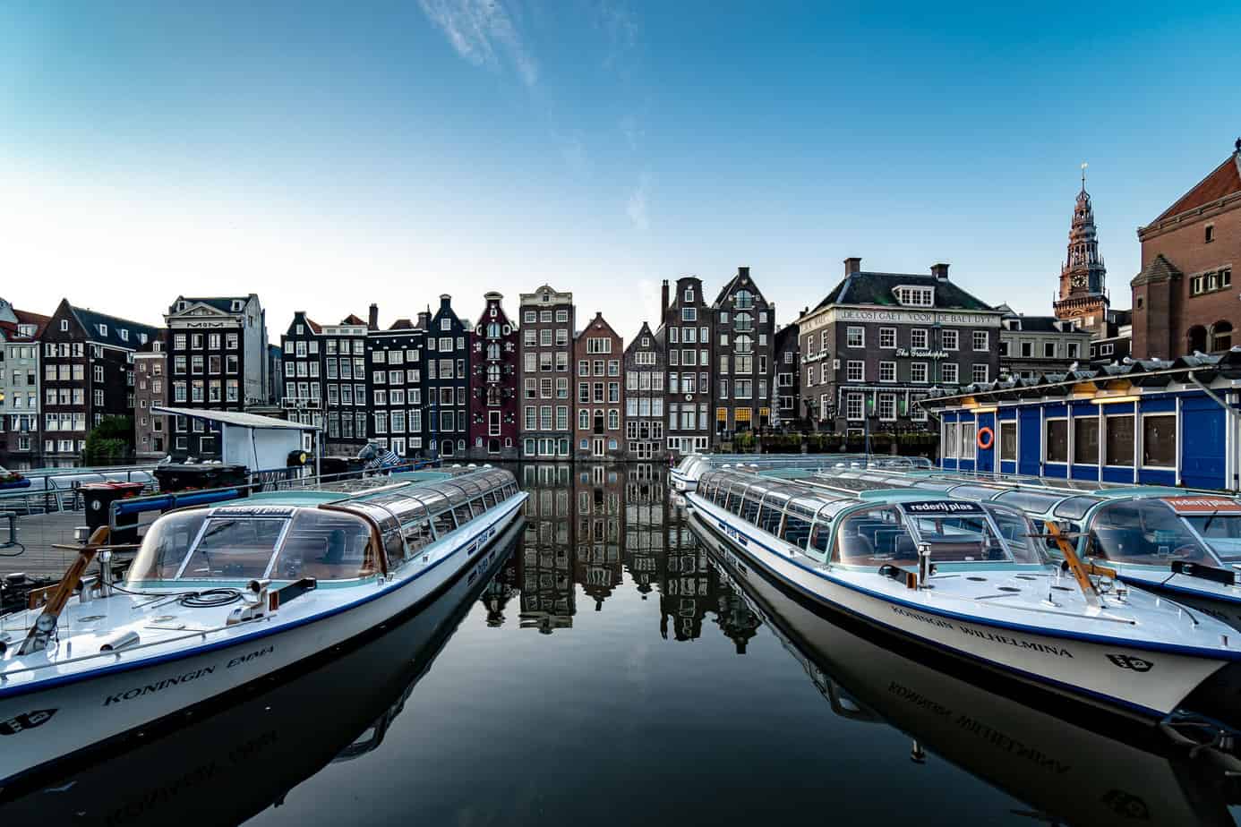 Tanzende Häuser am Damrak-Kanal