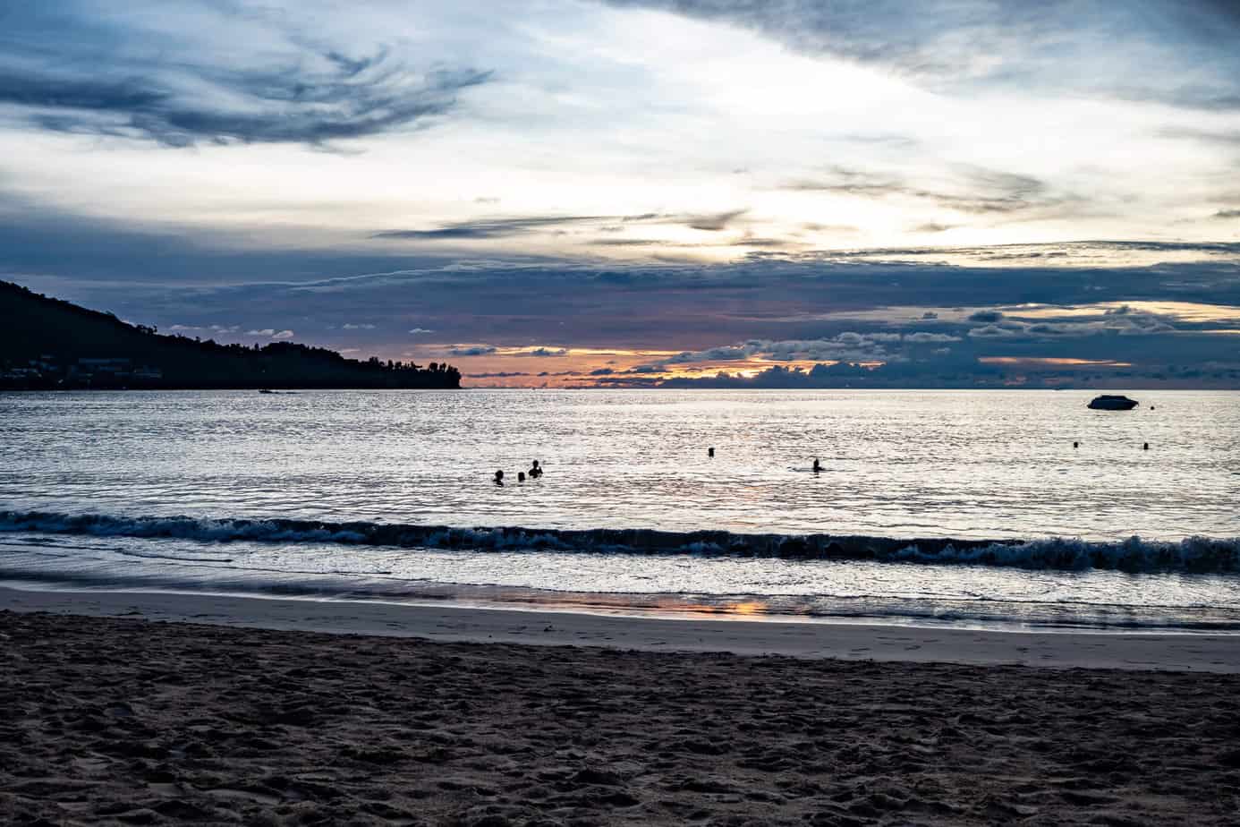 Sonnenuntergang am Kamala Beach