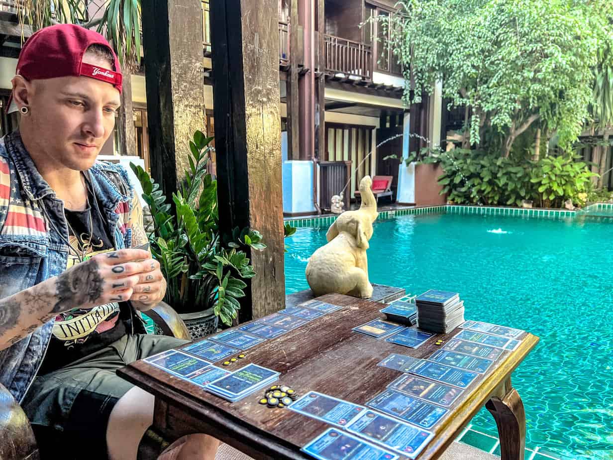 Toby bei Boss Monster – einem unserer acht liebsten Reisespiele