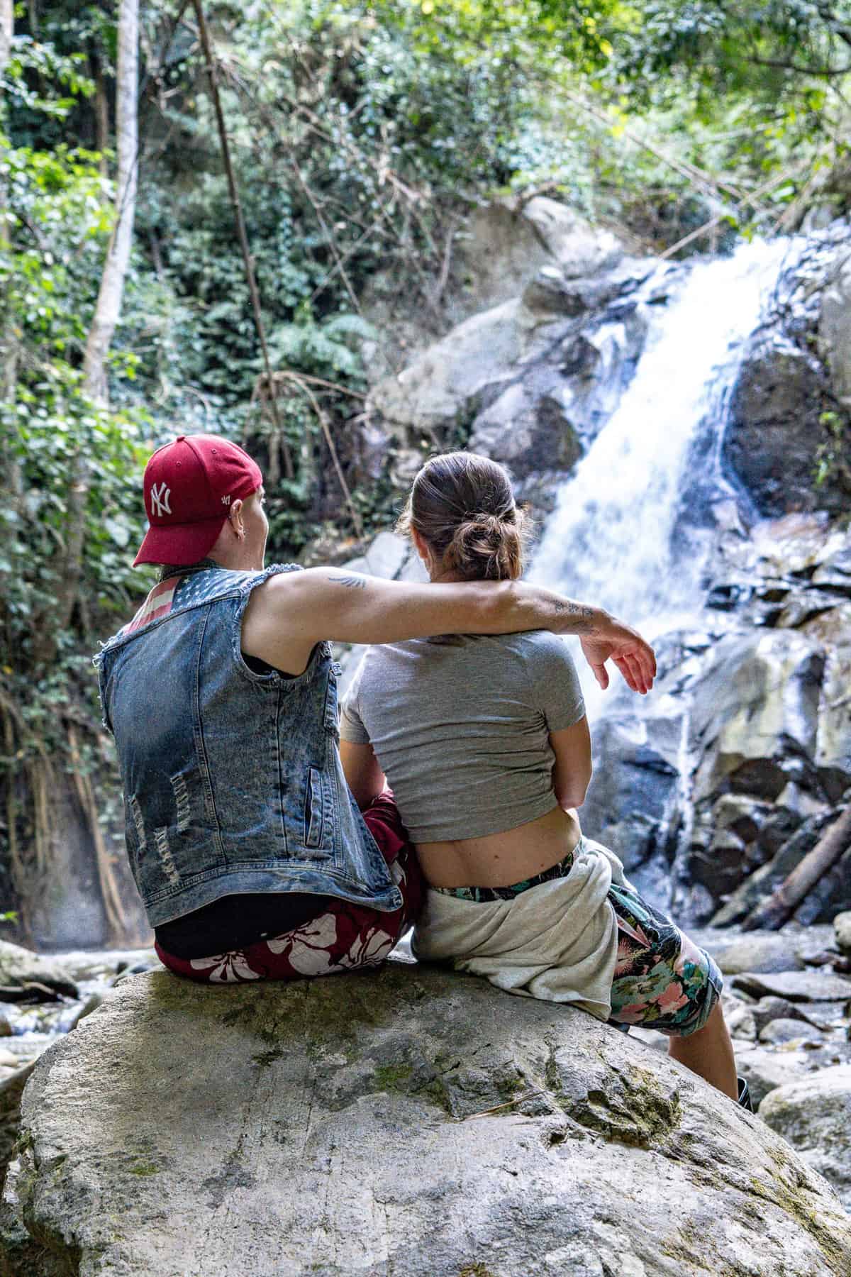 Barbara und Toby am Wasserfall in Mae Mae