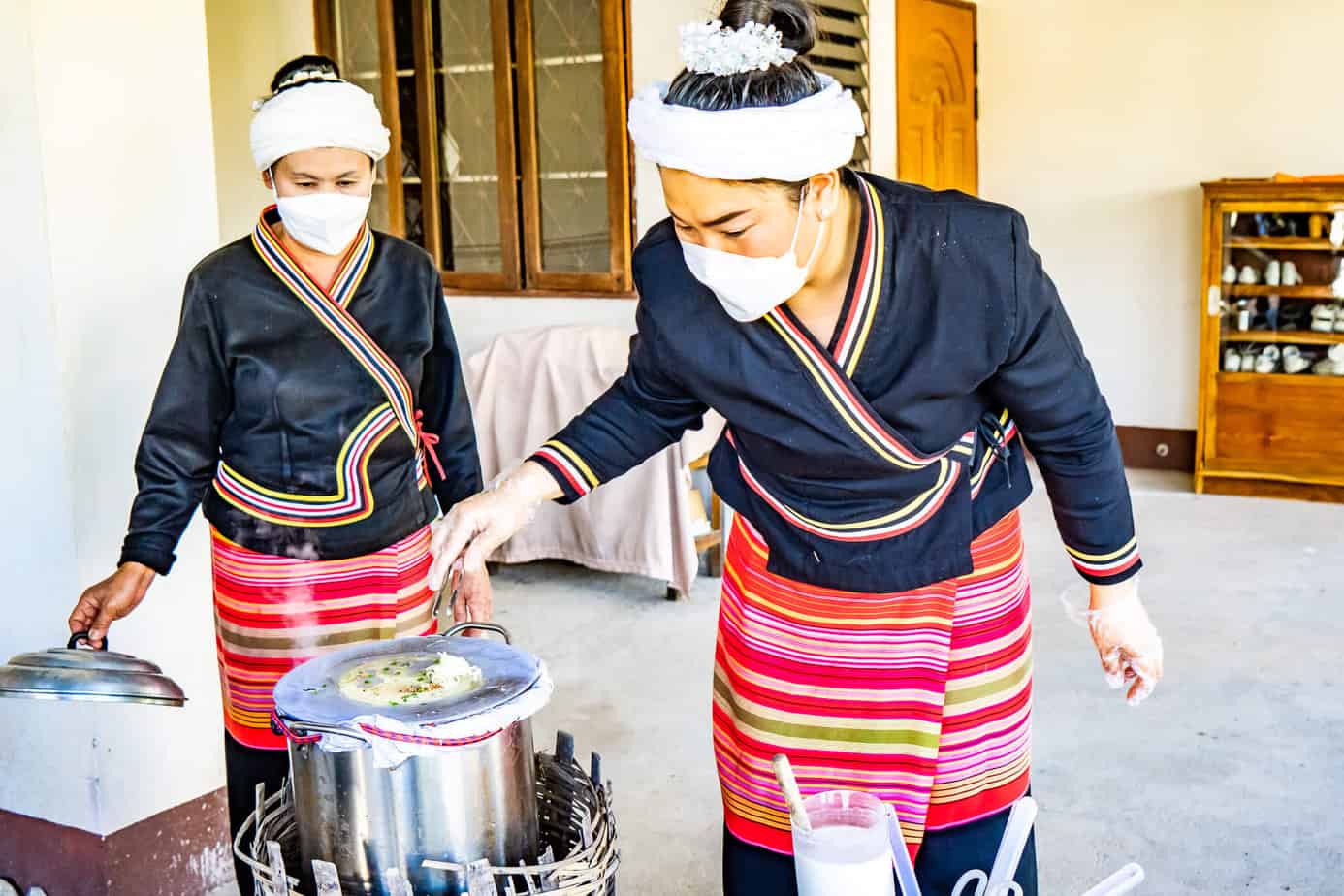 Chiang Mai Sehenswürdigkeiten: Klassiker und Must Sees für deinen Trip 97 Tai Lue Frauen kochen