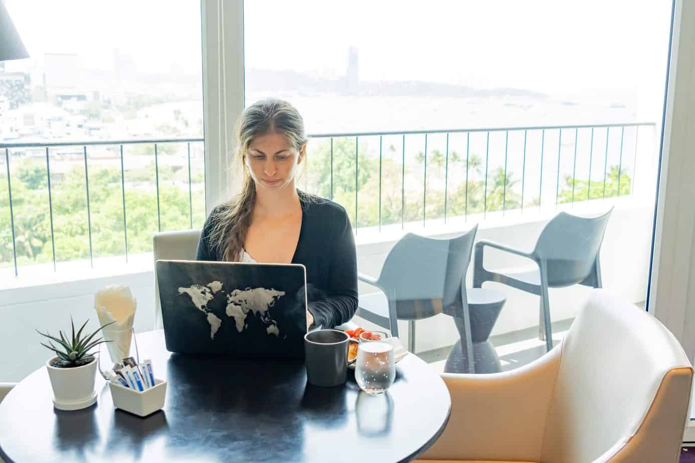 10 Vor- und Nachteile des digitalen Nomadentums 1 Barbara in der Business Lounge