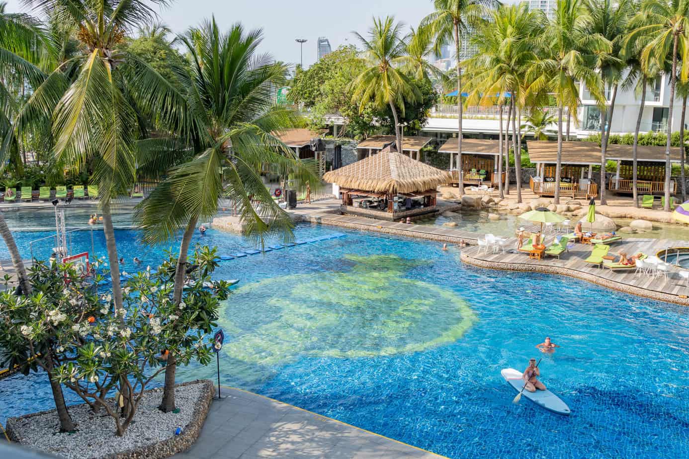 Hard Rock Hotel Pattaya – Übernachten wie ein Rock Star 30 Blick auf den Pool des Hard Rock Hotel Pattaya