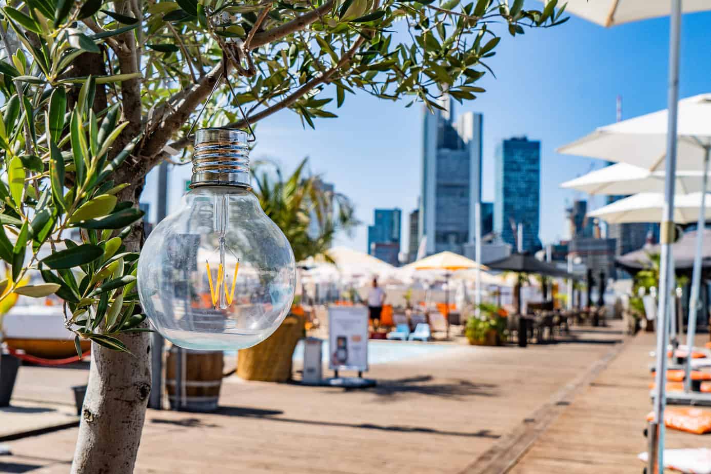 Das City Beach mit Skyline im Hintergrund