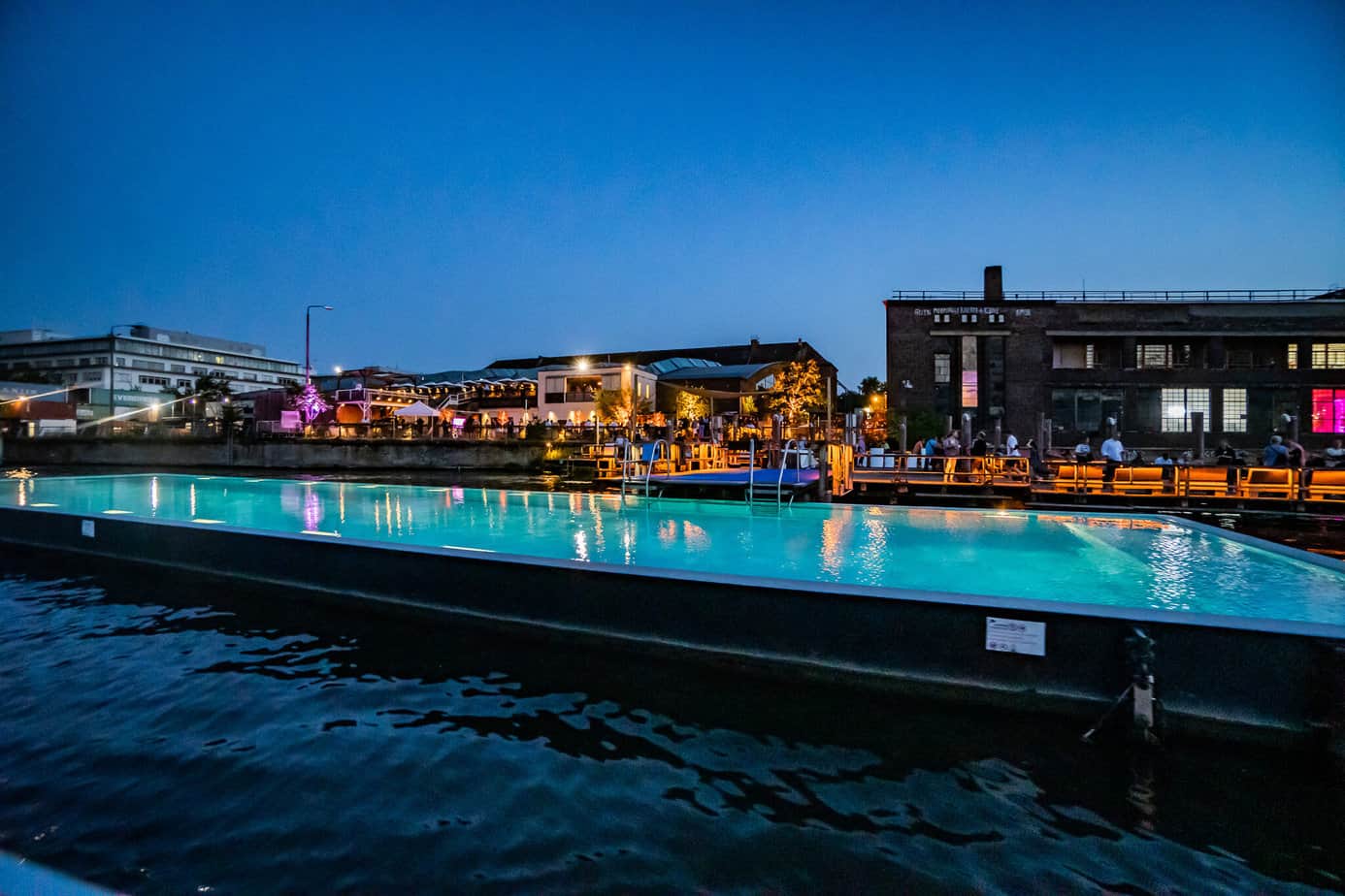 Eines der Highlights in Berlin: Das Badeschiff Berlin