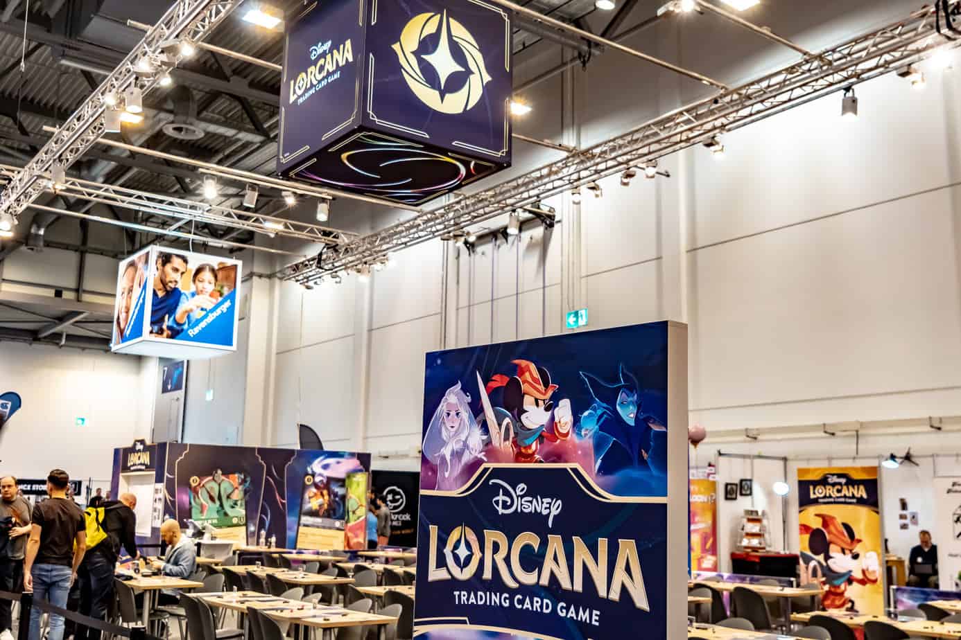 Spiel in Essen 2023 Disney Lorcana Stand und Spielfläche