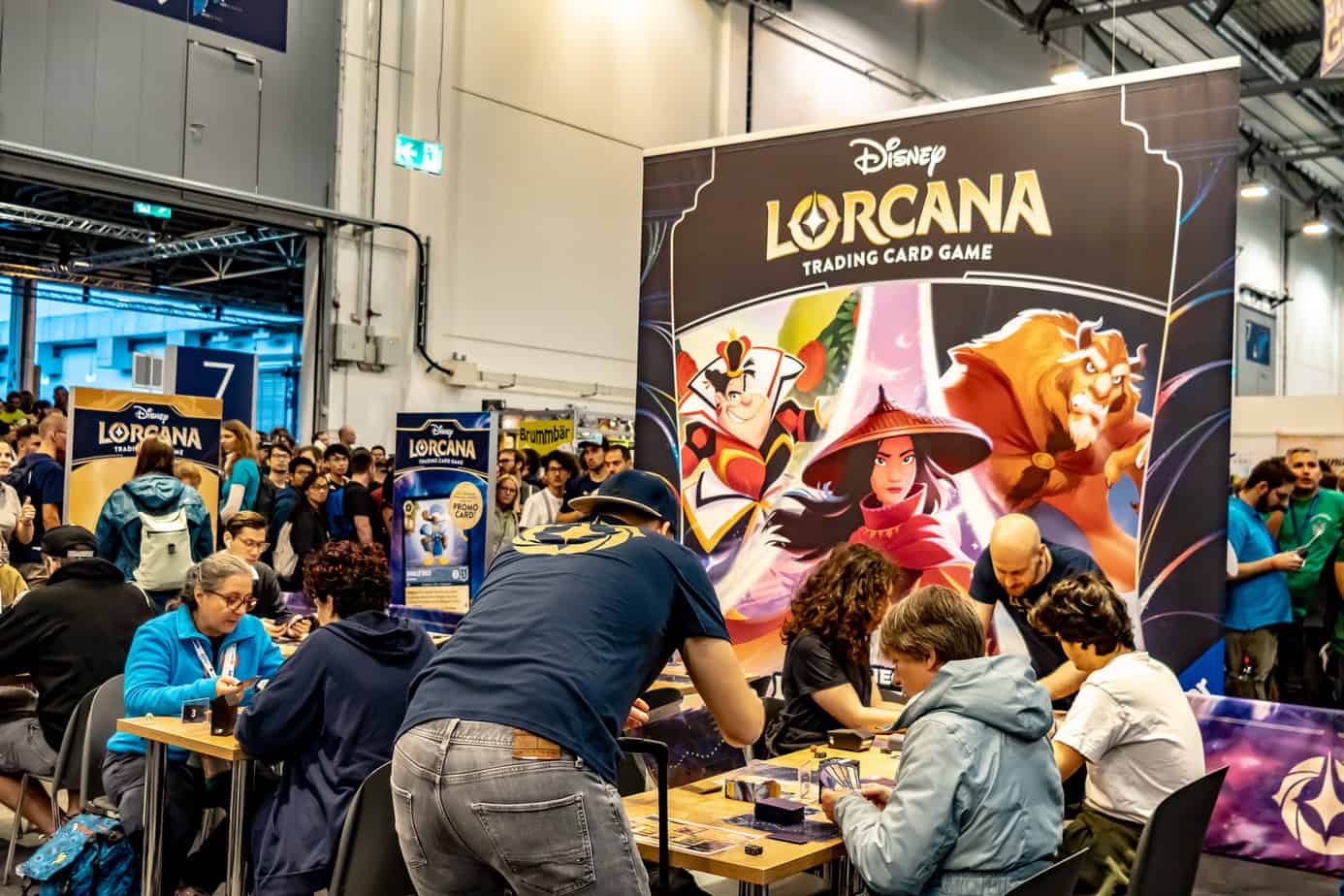 Spiel in Essen 2023 Disney Lorcana am Stand spielen