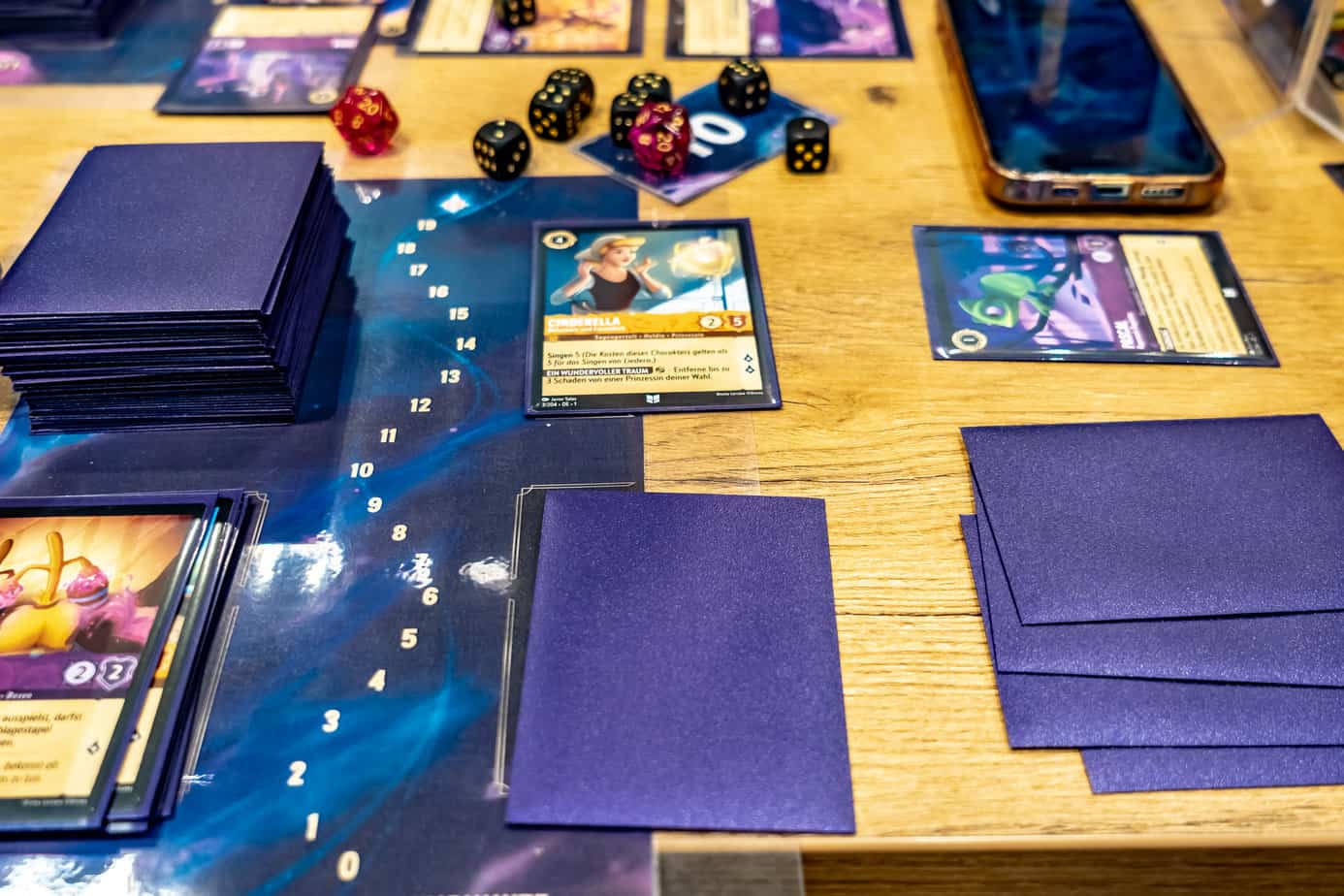 Spiel in Essen 2023 Disney Lorcana spielen