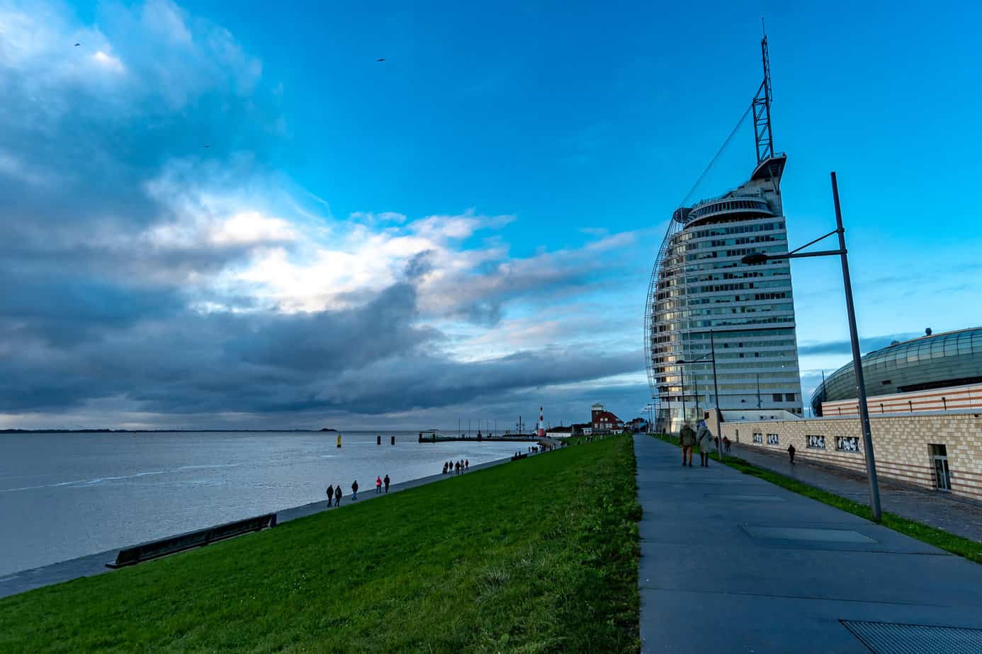 Auf dem Deich in Bremerhaven