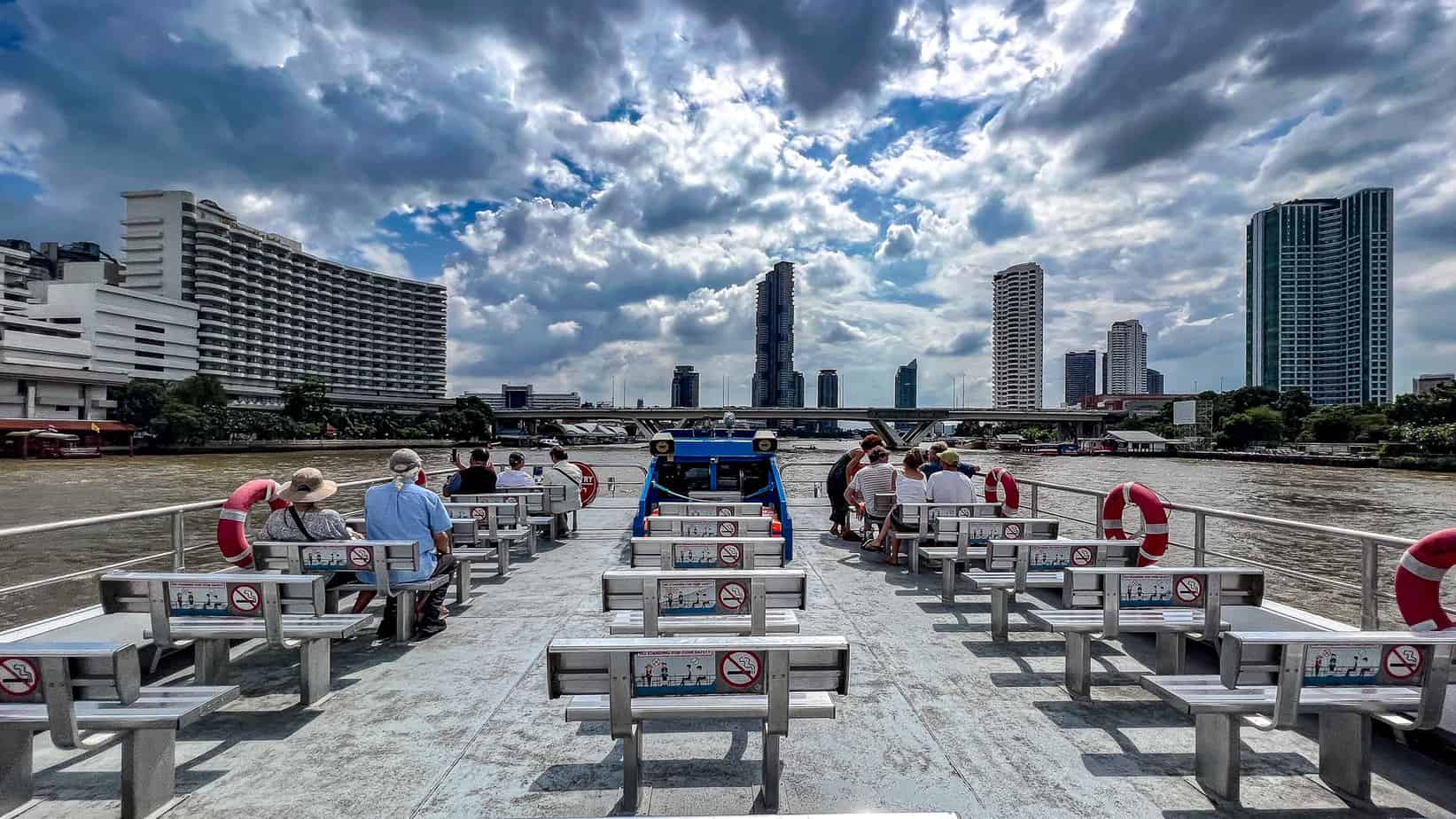 Auf dem Tourist Boat über den Chao Phraya