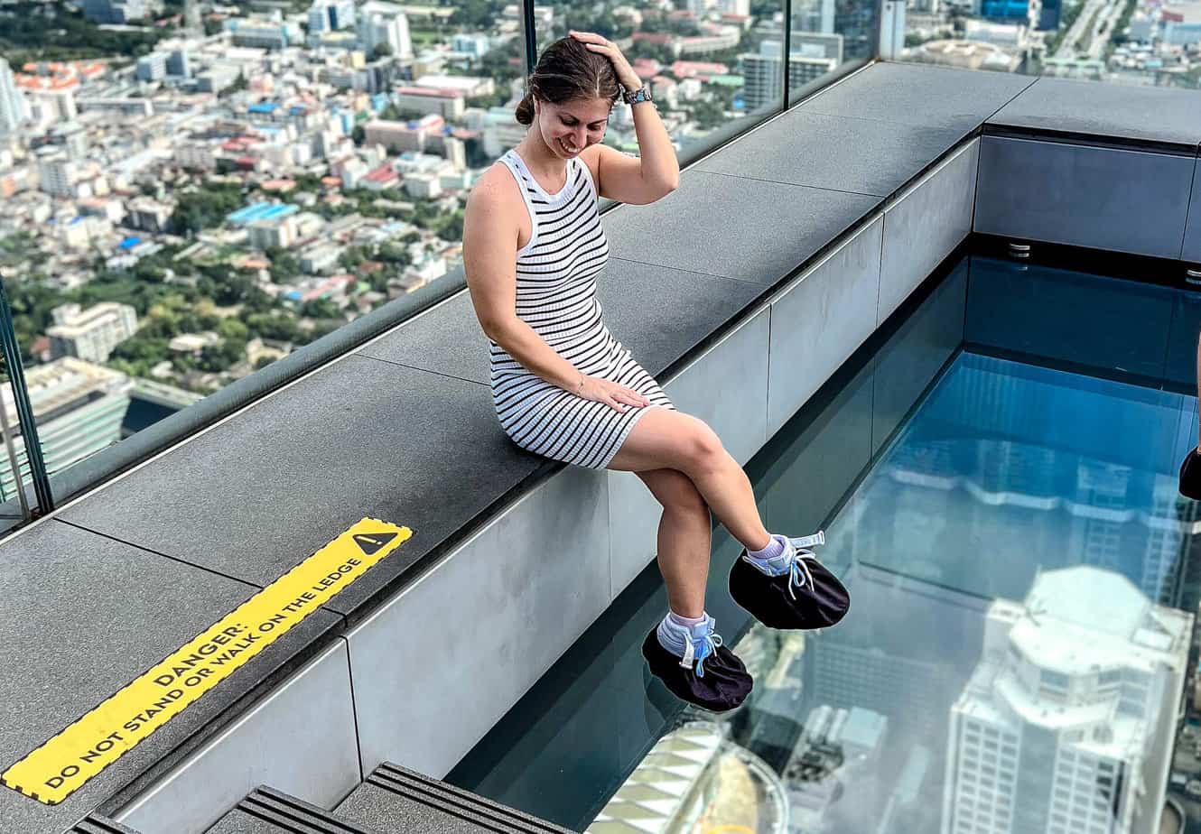 Barbara an der Glasfläche des King Power Mahanakhon