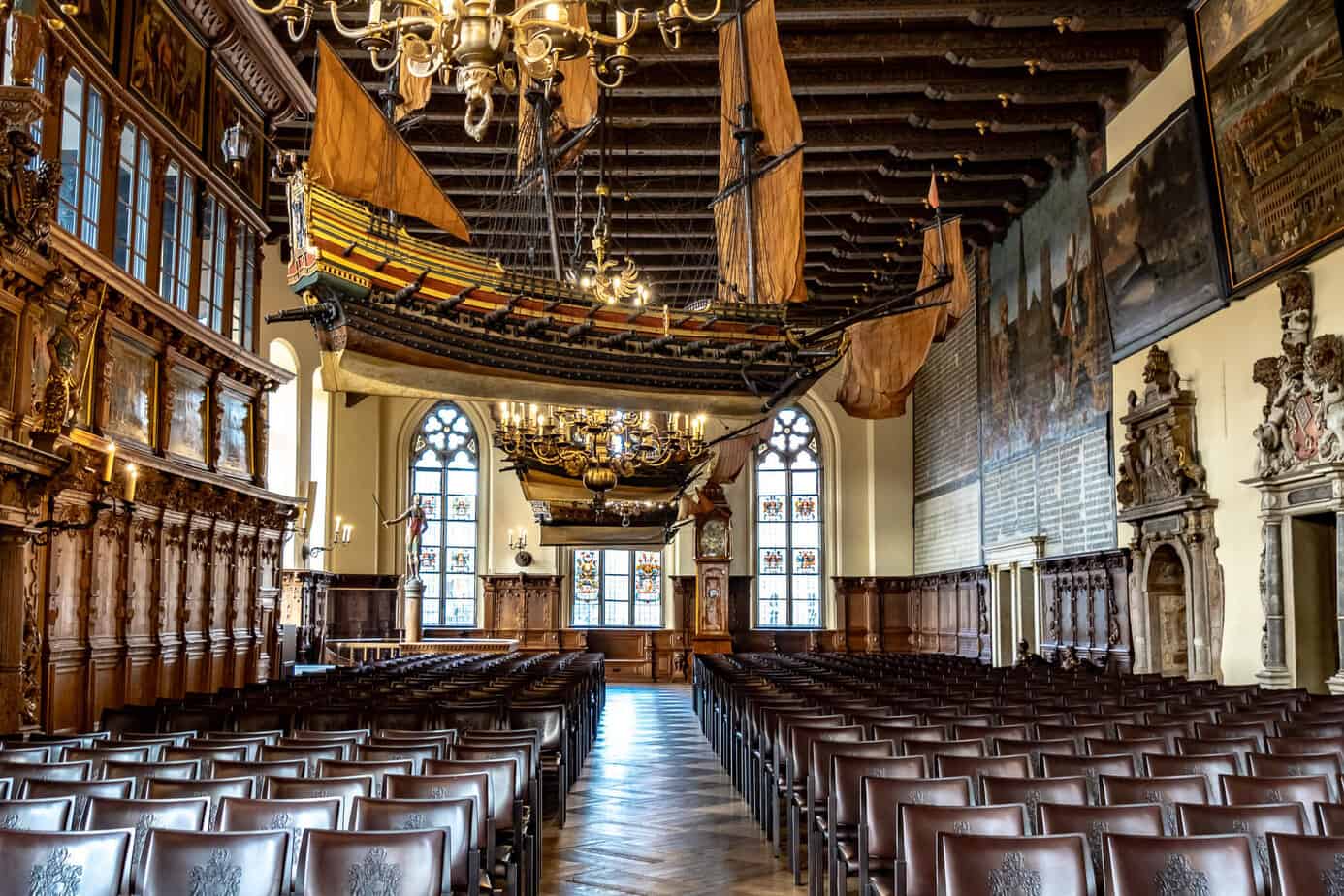 Die Obere Halle im Alten Rathaus in Bremen mit beeindruckenden Schiffen, die von der Decke hängen