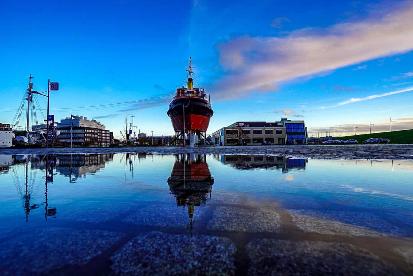 Spiegelung am Deutschen Schifffahrsmuseum Spiegelung am Deutschen Schifffahrsmuseum