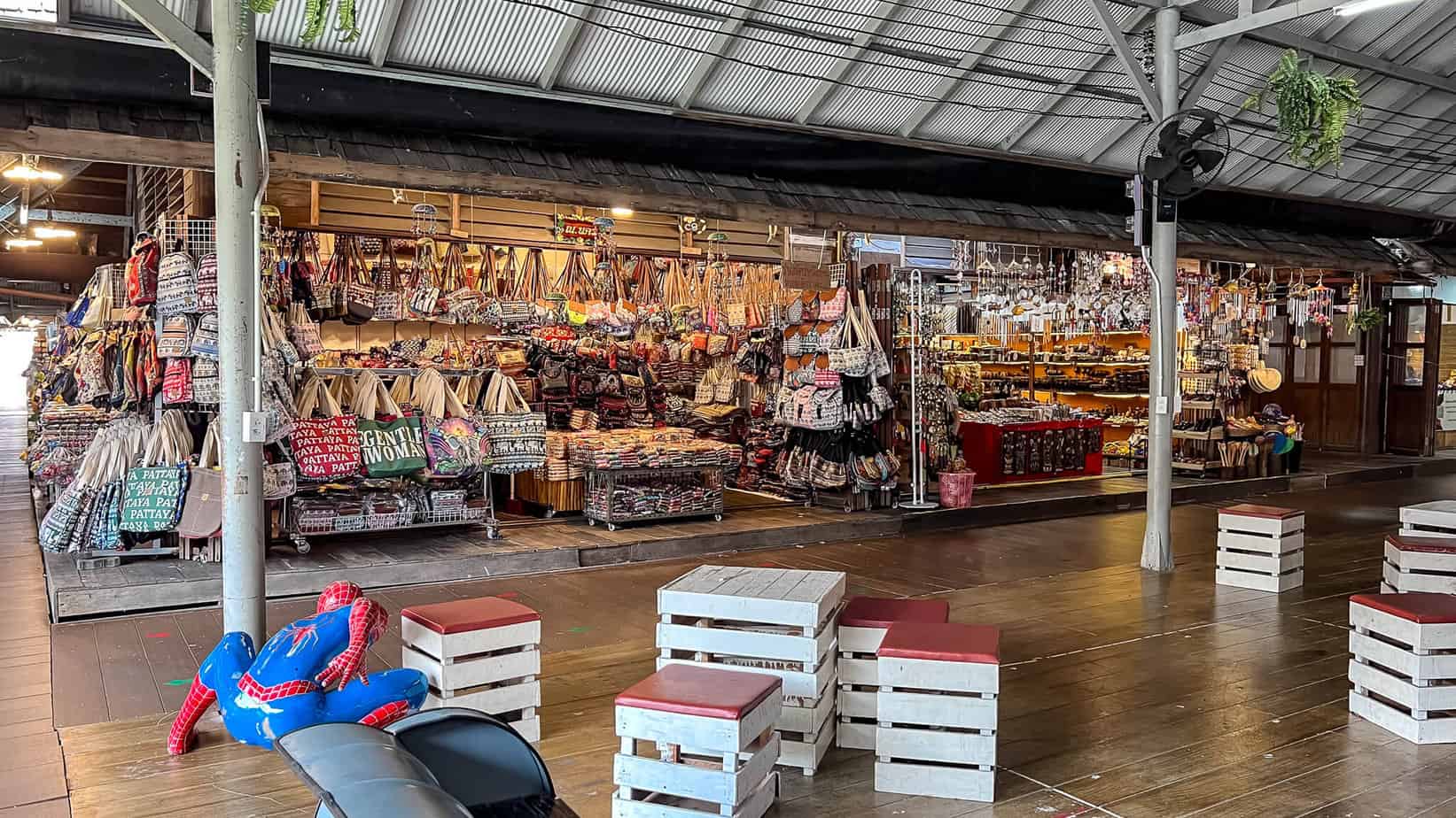 Stände auf dem Floating Market in Pattaya