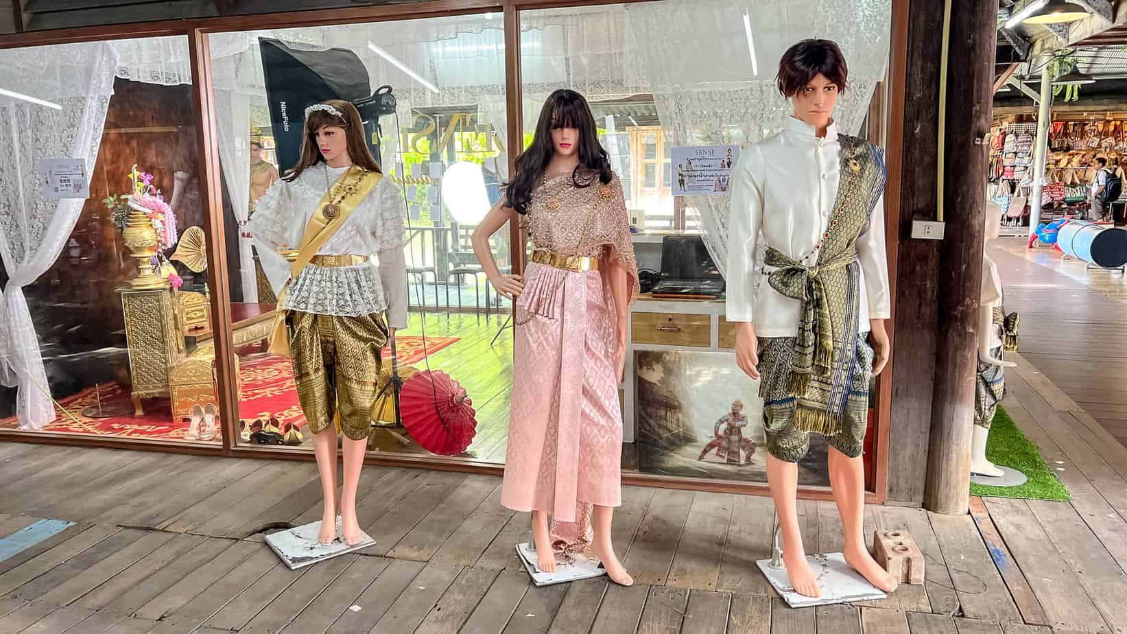 Traditionelle Thai Kleidung auf dem Floating Market in Pattaya