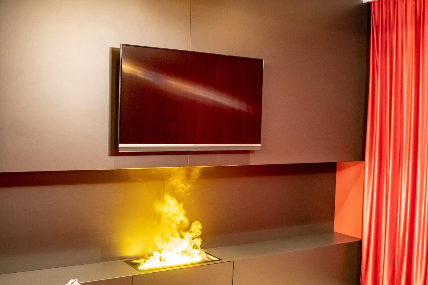 Wasserdampf-Kamin und ein großer Fernseher für den Netflix-Abend