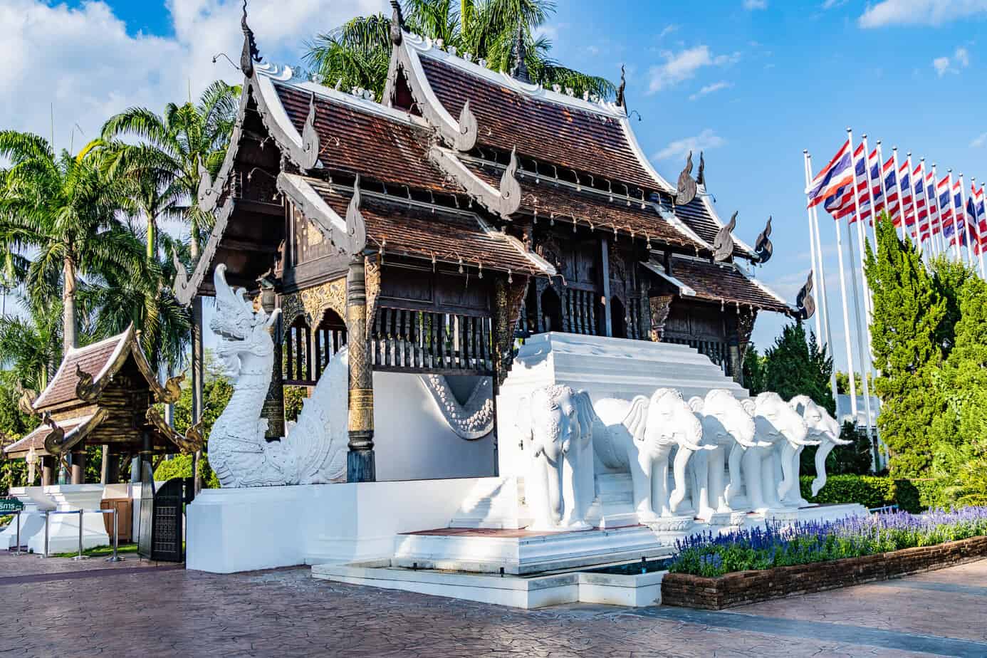 Tempel am Eingagn vom Royal Park Rajapruek