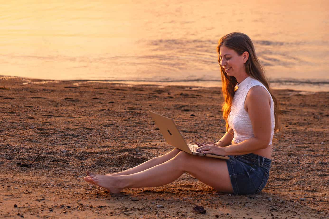 Barbara mit MacBook in Koh Phangan