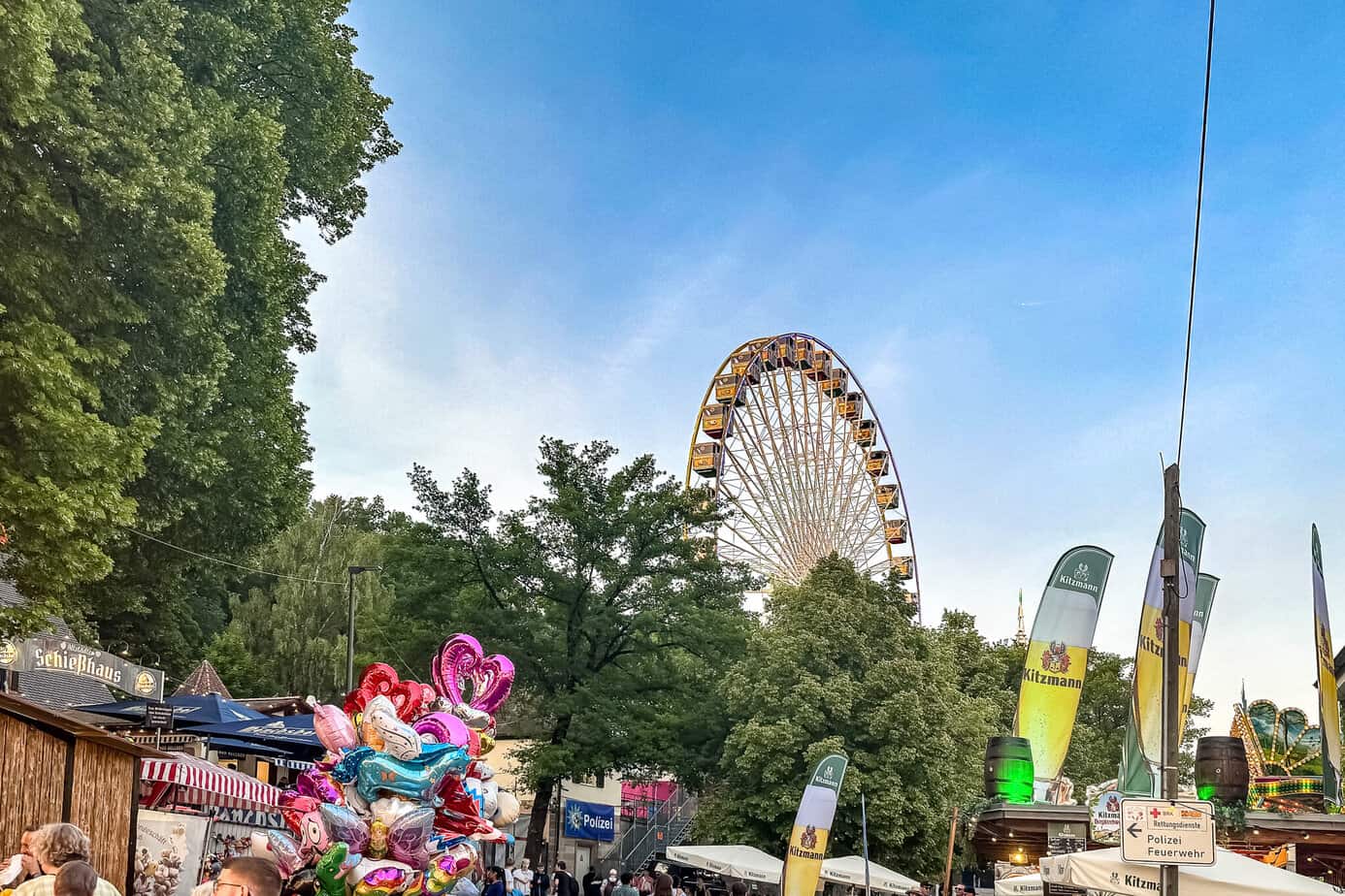 Blick aufs Riesenrad von unten