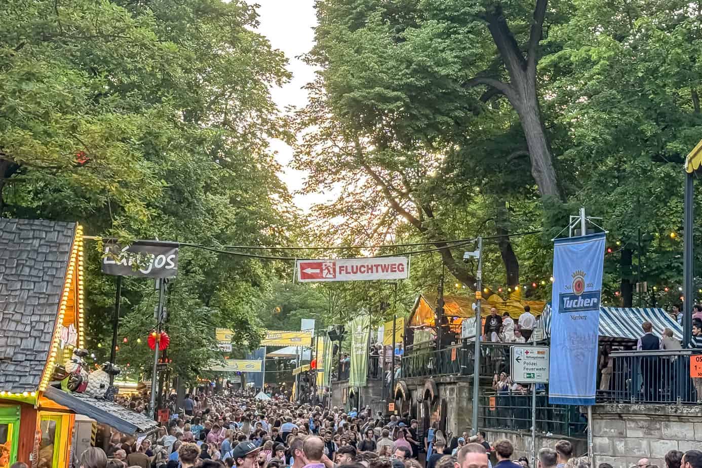 Menschenmasse auf dem Berg