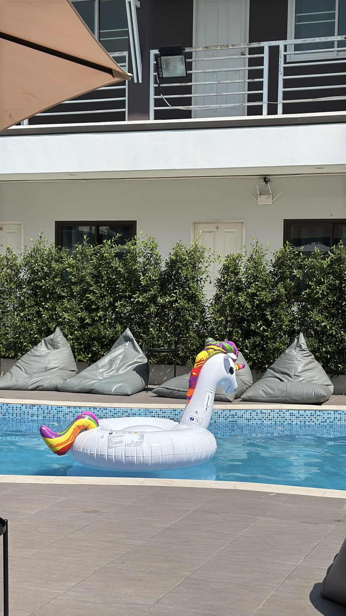 Einhorn im Pool im Vibes CNX Einhorn im Pool im Vibes CNX