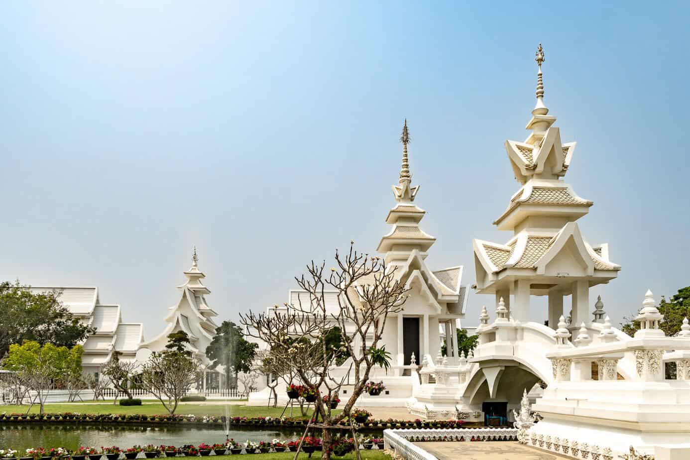 Chiang Rai: White Temple, Geheimtipps & Highlights im Norden Thailands 22 Die kunstvolle weiße Tempelanlage mit spitzen Türmen und dekorativen Dächern ist 2023 noch nicht fertig gestellt.