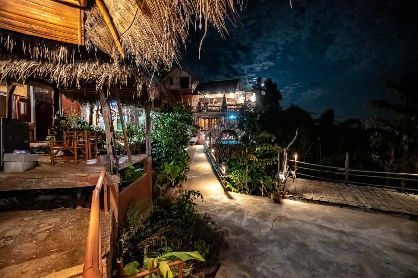 Chiang Rai: White Temple, Geheimtipps & Highlights im Norden Thailands 40 Akha Mudhouse bei Nacht