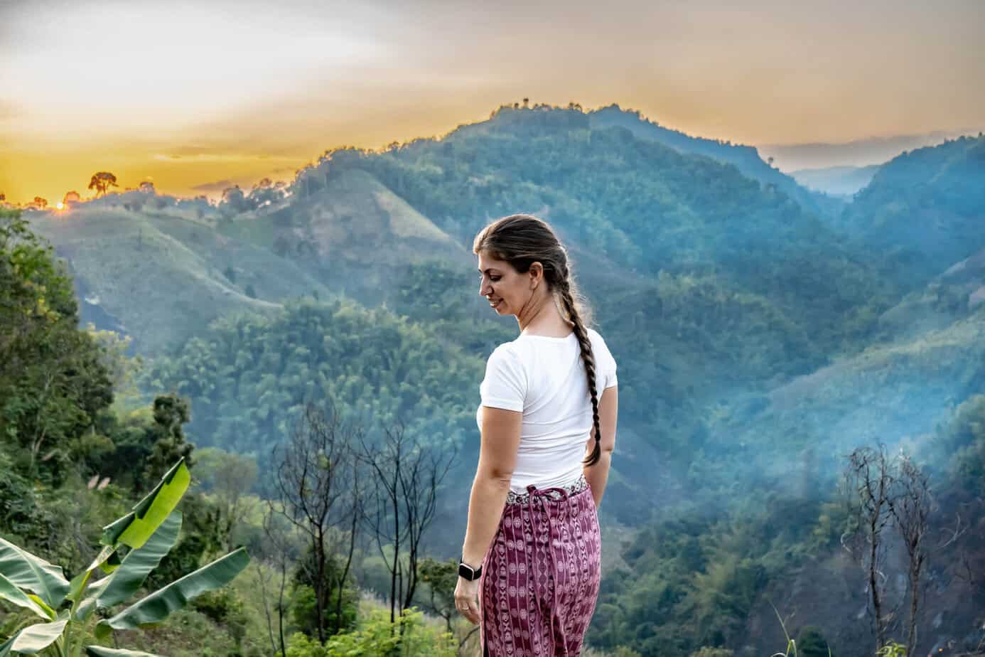 Chiang Rai: White Temple, Geheimtipps & Highlights im Norden Thailands 36 Barbara beim Sonnenuntergang in den Maesalong Mountains