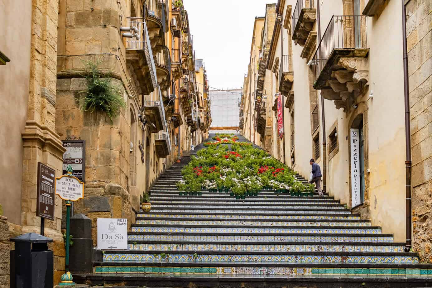 Die berühmte Fliesentreppe von Caltagirone, dekoriert mit bunten Blumen.