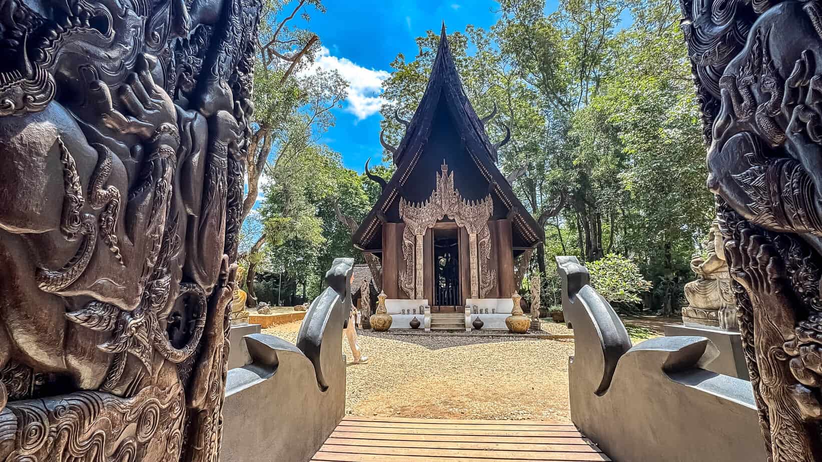 Chiang Rai: White Temple, Geheimtipps & Highlights im Norden Thailands 19 Das Areal des Baan Dam ist riesig